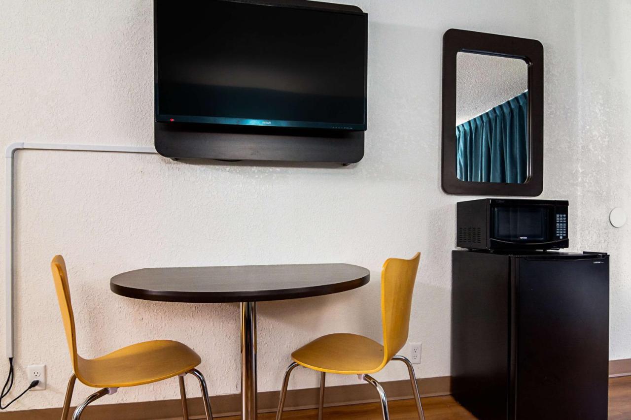 Econo Lodge Эшборо Экстерьер фото