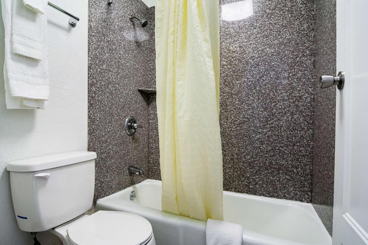 Econo Lodge Эшборо Экстерьер фото